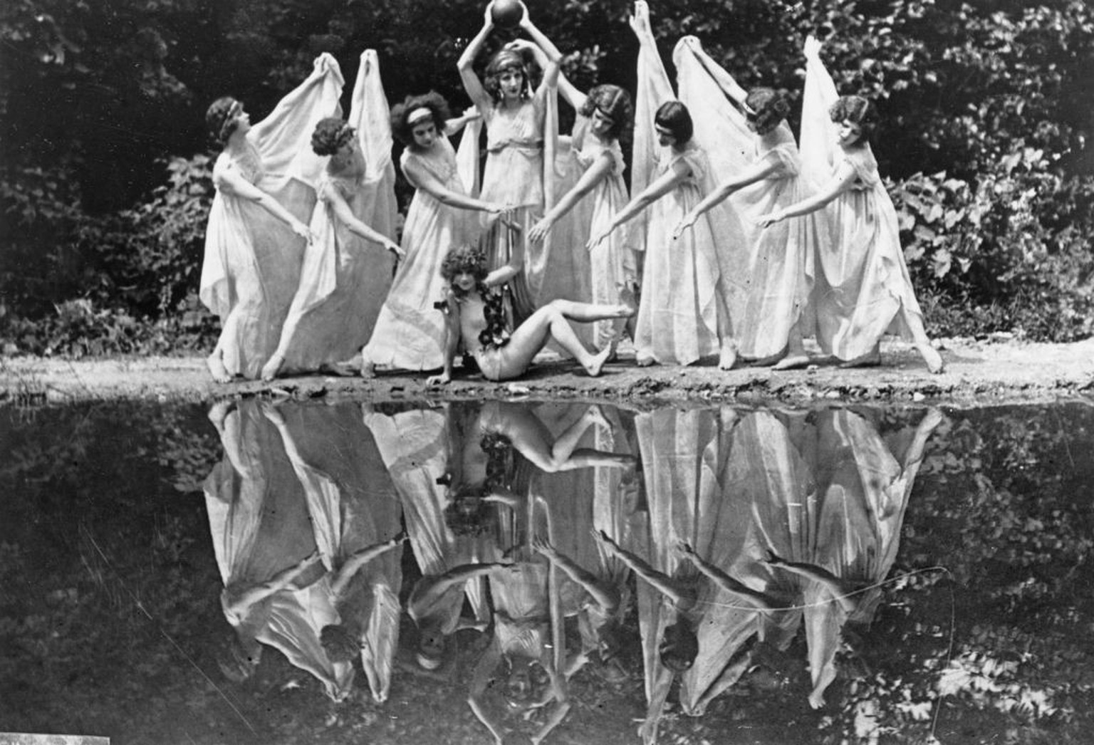 August 1924: Madame Lubovska teaching student dancers from the National American Ballet school. (Photo by Hulton Archive/Getty Images)
