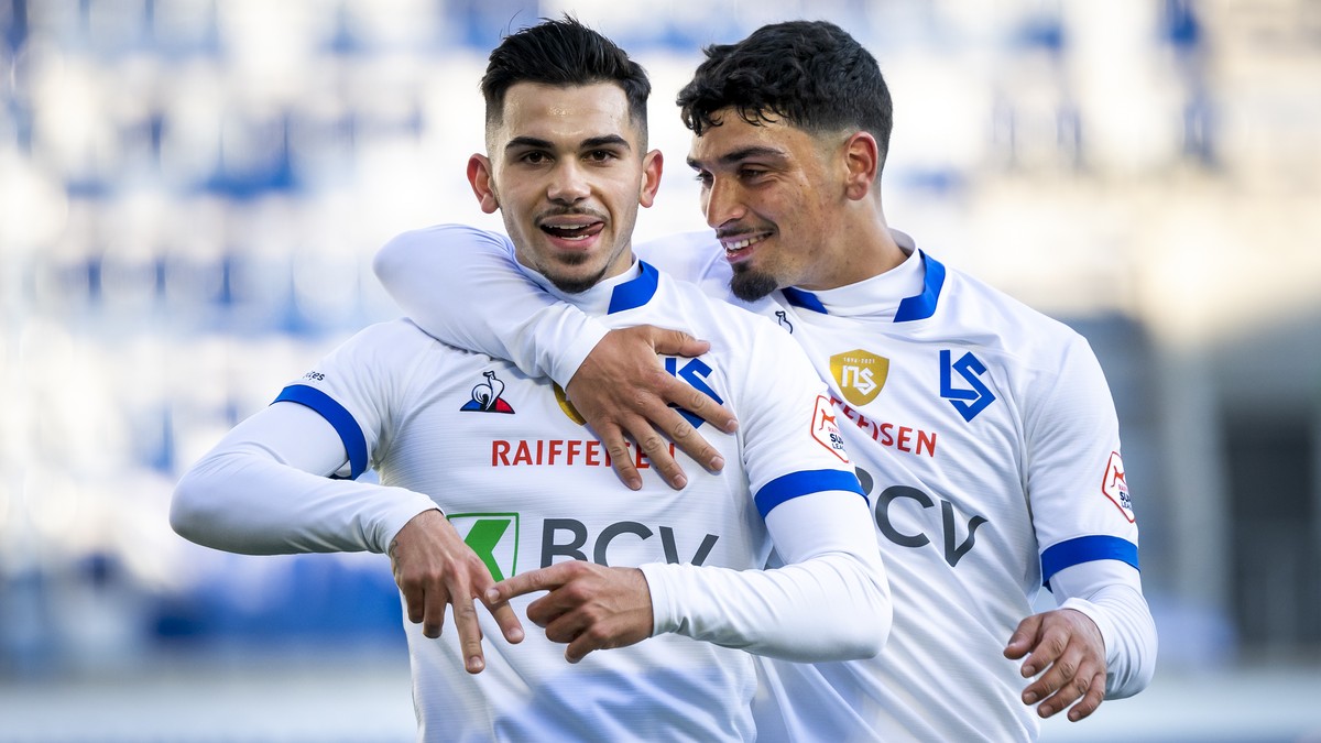 Joie de l'attaquant lausannois Lucas Da Cunha, gauche, apres avoir marque un but, a cote du milieu lausannois Cameron Puertas, droite, lors de la rencontre du championnat de football de Super Lea ...