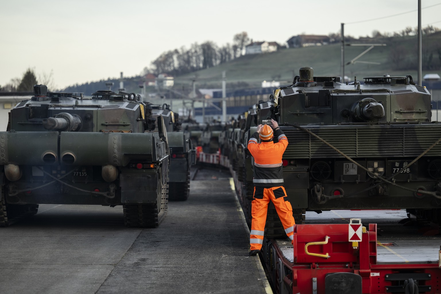 Leopardpanzer der Schweizer Armee werden auf einem Zug transportiert, aufgenommen am Dienstag, 30. Januar 2024. Die Armee hat 25 Panzer des Typs Leopard 2A4 an den deutschen Ruestungskonzern Rheinmeta ...