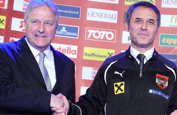 epa02950210 The new coach of the Austrian national soccer team, Swiss Marcel Koller (center), the president of the Austrian Football Association Leo Windtner (L.) and interim team manager Willi Rutten ...