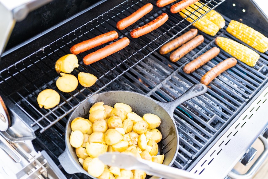 grill barbecue wurst maiskolden gusseisenpfanne kartoffel essen kochen food