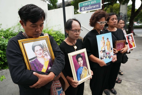 Thai people hold portrait of Thailand Queen Mother Sirikit in Bangkok, Thailand, Saturday, Oct. 25, 2025. (AP Photo/Sakchai Lalit)
Thailand Obit Queen Mother