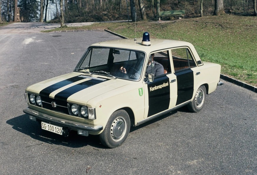 Patrouillenwagen Fiat 124 mit der ursprünglich genutzten schwarzen Folierung, Foto aus dem Jahr 1972. Genutzt wurde er für den Regionendienst.
https://fokus-kaposg.ch/1929/01/26/geschichte-der-polizei ...