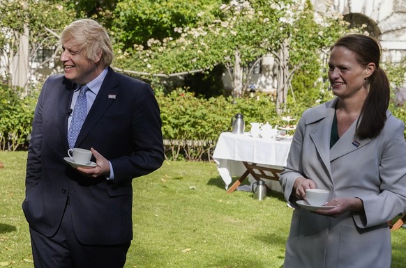 epa08529614 A handout photo made available by n10 Downing street shows Britain&#039;s Prime Minister Boris Johnson (C) talking to the two nurses that cared for him while he was in Intensive Care with  ...