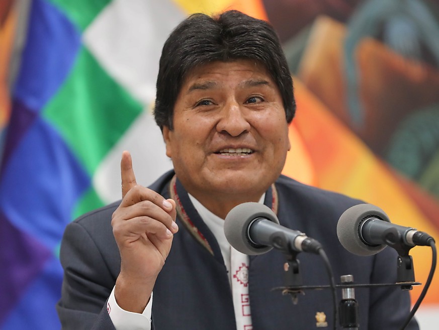 Boliviens Präsident Evo Morales kann sich freuen - er hat laut offiziellen Angaben seines Landes erneut die Präsidentschaftswahl in der ersten Runde geschafft.