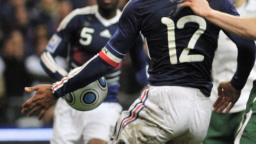 Henry kontrolliert den Ball erst mit dem Arm, dann mit der Hand und er bringt Frankreich so an die WM 2010.