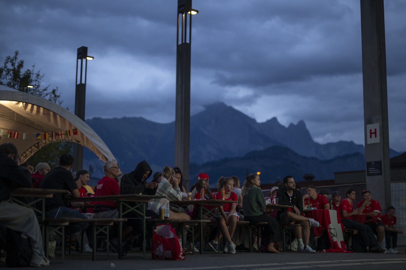 Fans an einem Public Viewing des Fussball WM Sechszehntelfinal zwischen der Schweiz und Algerien mit Anpfiff um fuenf Uhr morgens, am Freitag, 3. Juli 2026, am Bahnof Sargans. (KEYSTONE/Gian Ehrenzell ...