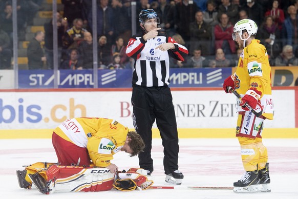 Biels Goalie Jonas Hiller, verletzt am Boden, waehrend dem siebten Playoff Halbfinalspiel der National League, zwischen dem SC Bern und dem EHC Biel, am Dienstag 9. April 2019 in der Postfinance Arena ...