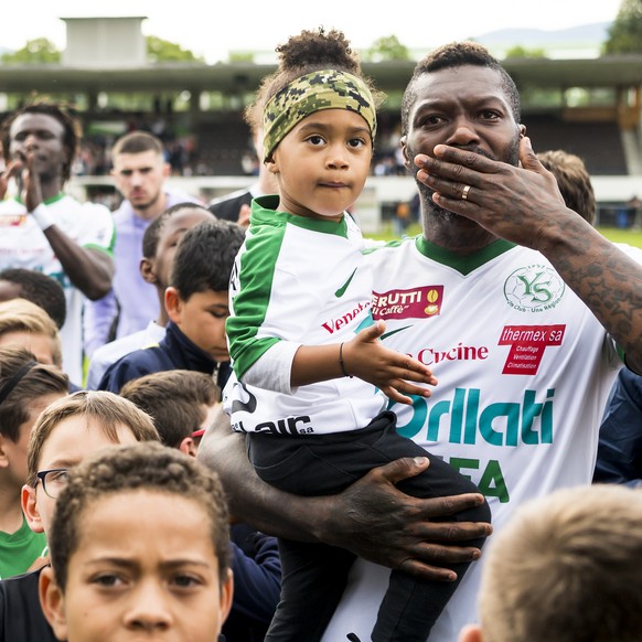 Le footballeur francais Djibril Cisse, et son fils Gabriel recoivent un hommage a l&#039;occasion de son dernier match a Yverdon lors de la rencontre de Promotion league entre Yverdon Sport FC et FC B ...