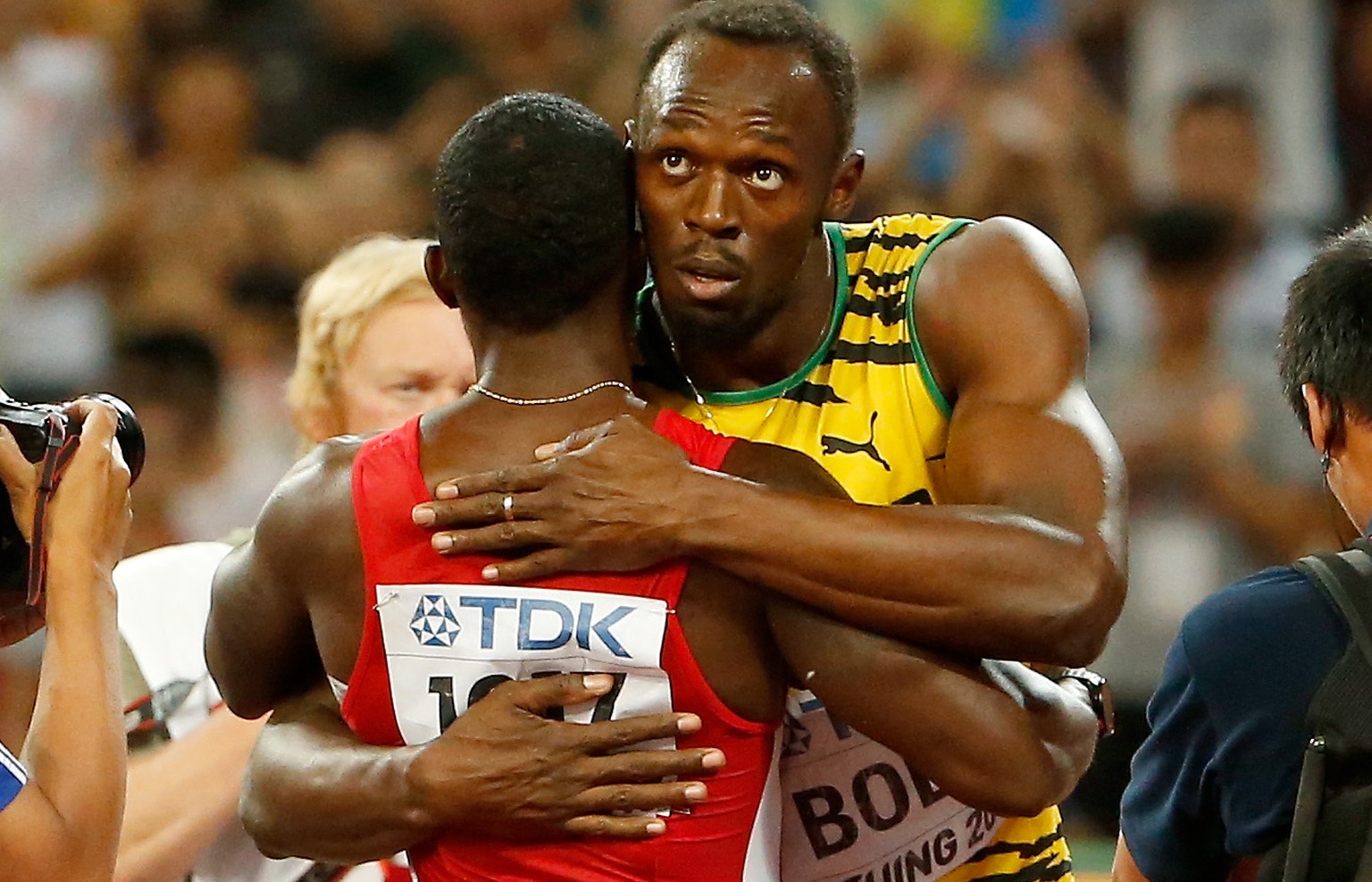 Vor vier Tagen: Gatlin muss Bolt zum WM-Titel über 100 Meter gratulieren.