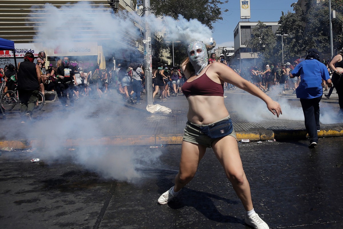 epa08279517 Women clash with Carabineros as thousands of women march during the celebration of International Women's Day, in Santiago, Chile, 08 March 2020. EPA/Alberto Valdes