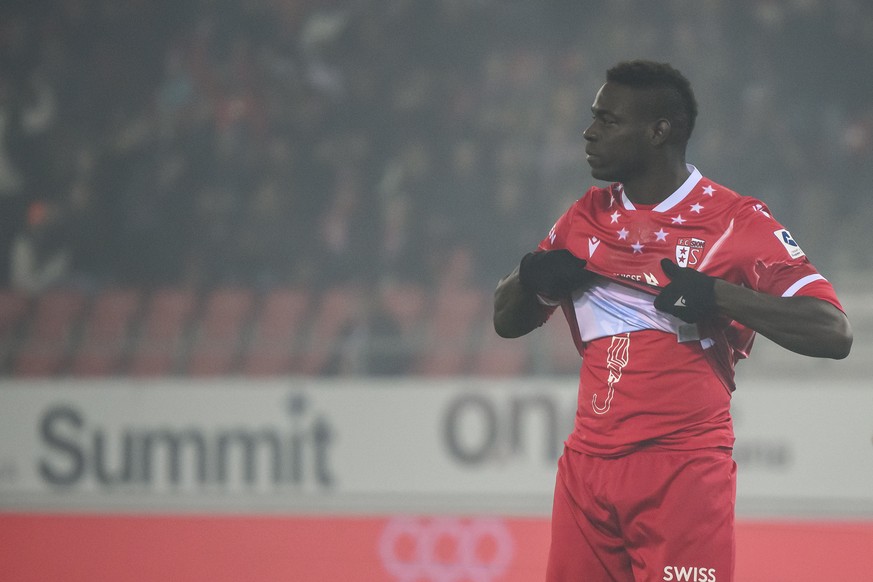 L&#039;attaquant valaisan Mario Balotelli, celebre le premier but valaisan marque sur penalty lors de la rencontre du championnat de football de Super League entre le FC Sion et le FC St. Gallen le sa ...