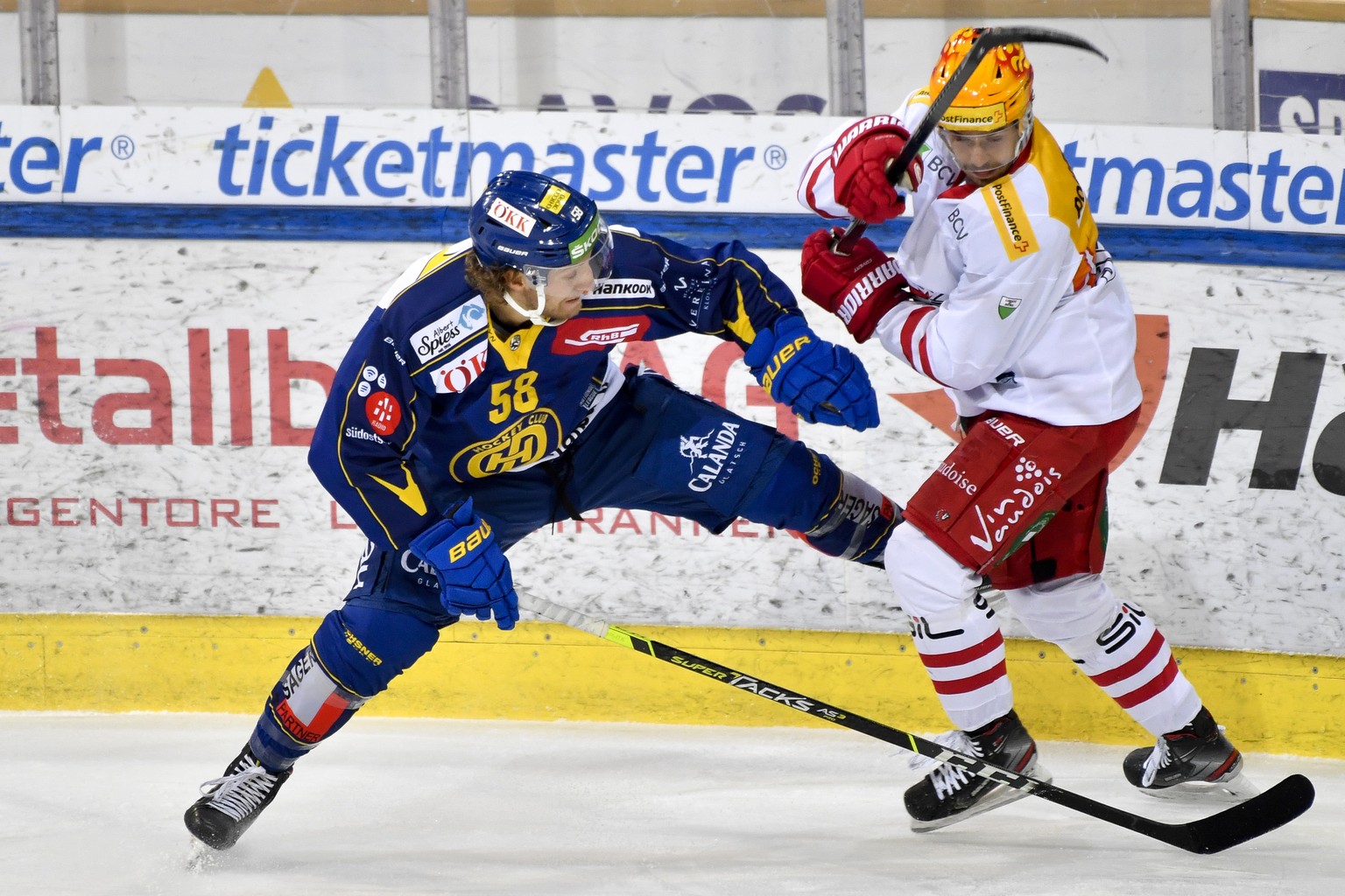 Der Davoser Dino Wieser, links gegen den Lausanner PostFinance TopScorer Denis Malgin, im Eishockey-Qualifikationsspiel der National League zwischen dem HC Davos und dem Lausanne HC, am Samstag, 23. J ...