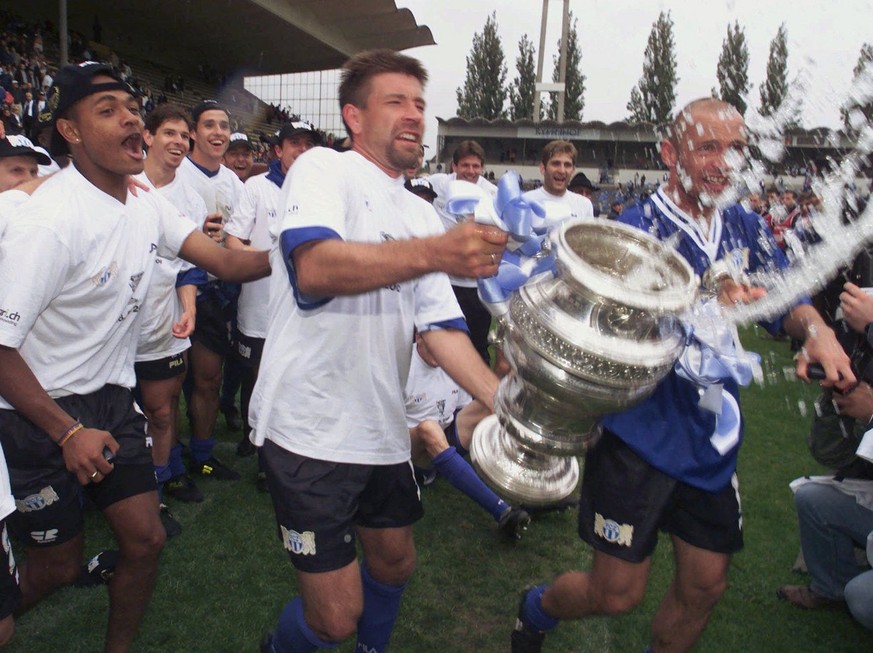 Urs Fischer im Jahr 200 mit dem Cup im alten Wankdorf.