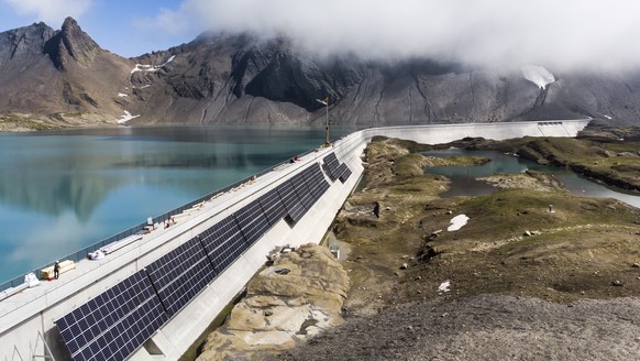 Blick auf die Baustelle von &quot;Alpin Solar&quot;, aufgenommen am Donnerstag, 19. August 2021, in Linthal. Der Stromkonzern Axpo baut an der Muttsee-Staumauer die groesste alpine Solaranlage der Sch ...