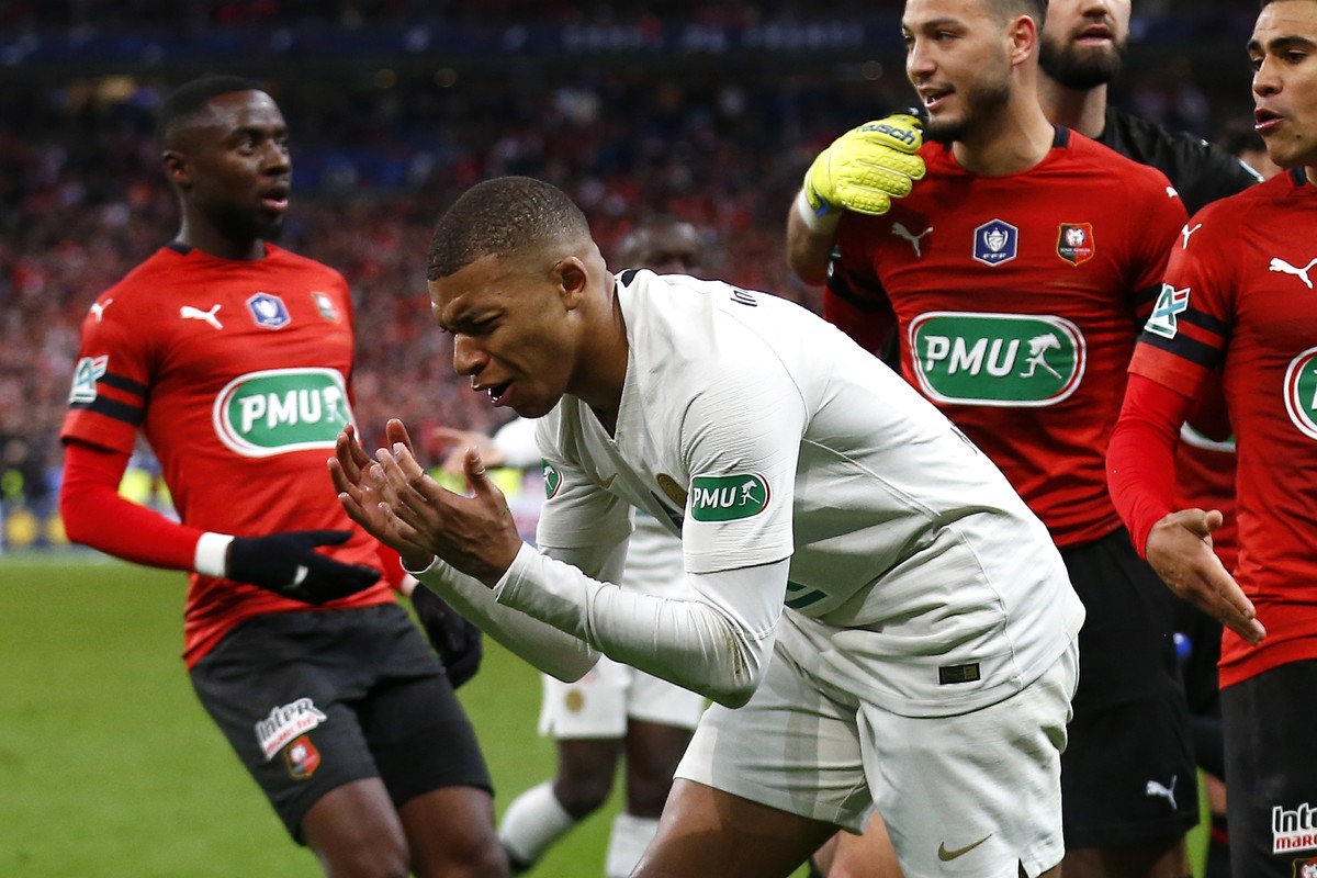 epa07533020 Paris Saint Germain's Kylian Mbappe (C) reacts after receiving a red card and sent off during the Coupe de France soccer final match between Stade Rennais and Paris Saint Germain (PSG ...