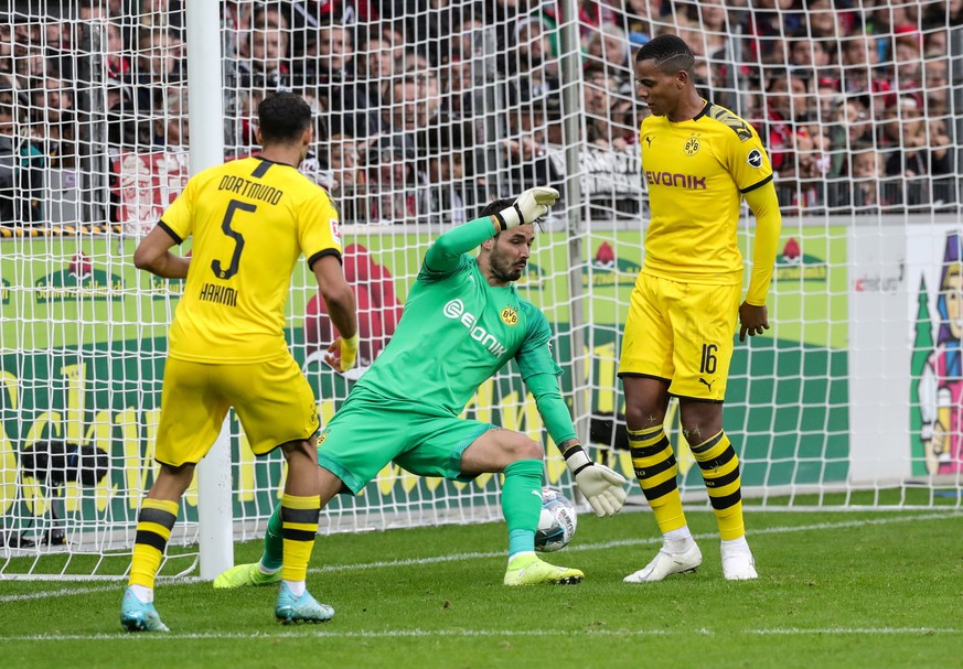 epa07898385 Dortmund&#039;s goalkeeper Roman Buerki (C) concedes a goal during the German Bundesliga soccer match between SC Freiburg and Borussia Dortmund in Freiburg, Germany, 05 October 2019. EPA/A ...