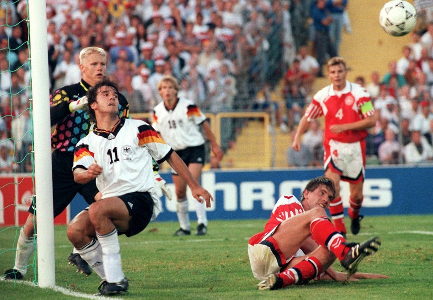 Der deutsche Stuermer Karlheinz Riedle (links, vorn) laeuft in Leere, der Ball wird vom fallenden daenischen Abwehrspieler Kent Nielsen (rechts, unten) abgewehrt, Torhueter Peter Schmeichel (links, hi ...