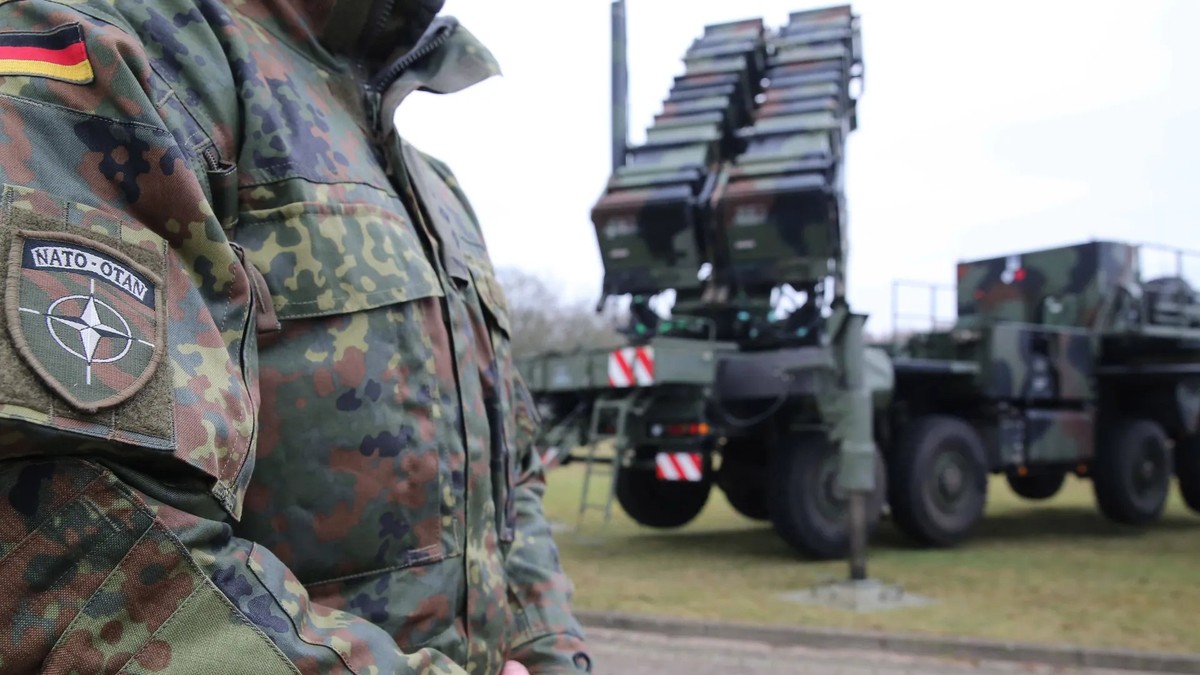 Un soldat de la Bundeswehr devant la rampe de lancement d'un système de défense antiaérienne Patriot: la défense aérienne est en cours de mise en place.