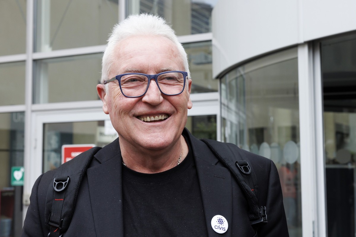 Le candidat CIVIS au Conseil d'Etat Luc Barthassat arrive a Uni Mail lieu de depouillement centralise pour l'election du Grand Conseil et du premier tour de l'election du Conseil 2023,  ...