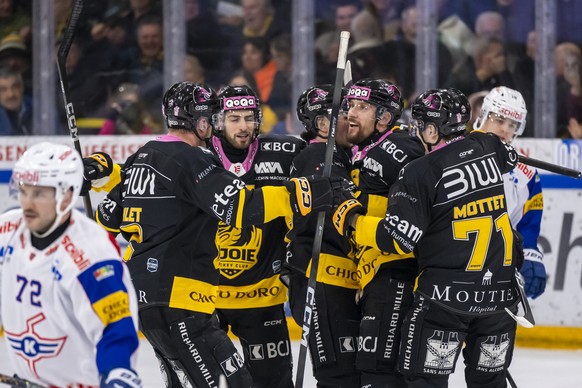 Ajoies Spieler jubeln nach dem Tor zum 3:0 im Qualifiaktionsspiel der Eishockey National League zwischen dem HC Ajoie und dem EHC Kloten in der Raiffeisen Arena in Porrentruy, am Samstag, 24. Januar 2 ...