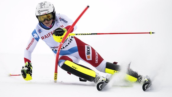 epa06375882 Wendy Holdener of Switzerland in action during the women's Slalom of the Alpine Combined race of the FIS Alpine Skiing World Cup in St. Moritz, Switzerland, 08 December 2017.  EPA/JEAN-CHRISTOPHE BOTT