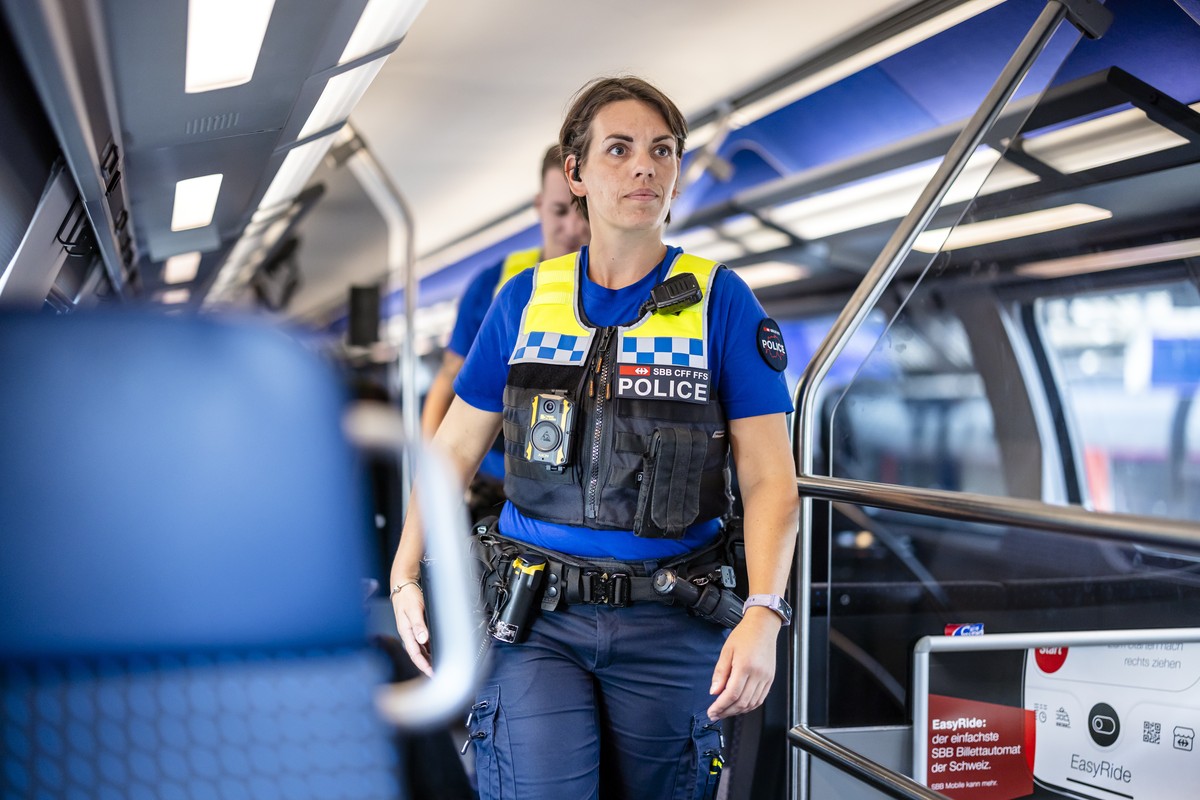 Eine Polizistin der Transportpolizei der SBB mit einer Bodycam auf Patrouille in einem Zug am Zuercher Hauptbahnhof, aufgenommen am Donnerstag, 29. August 2024 in Zuerich. Die SBB fuehren ab September ...