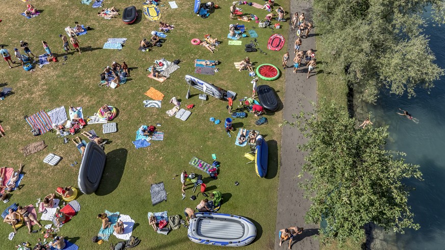 Menschen sonnen sich im Marzili und baden in der Aare in Bern, am Dienstag, 7. August 2018. (KEYSTONE/Thomas Hodel)