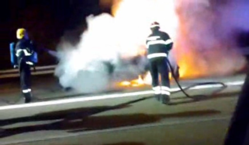 Das Unfallfahrzeug fing sofort Feuer.