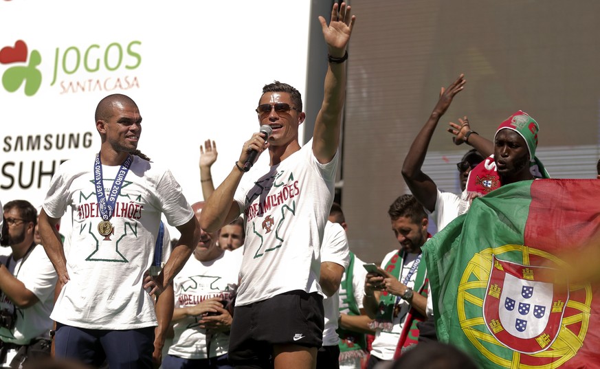 Machen noch Ferien, statt um den Supercup zu spielen: Die Europameister Cristiano Ronaldo und Pepe. Ronaldo allerdings kuriert sowieso noch seine Knie-Verletzung vom EM-Final aus.