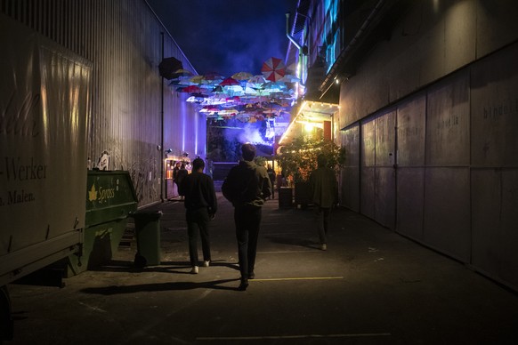 Besucher laufen in den Club Hive in Zuerich, aufgenommen am Freitag, 3. Juli 2020. (KEYSTONE/Ennio Leanza)