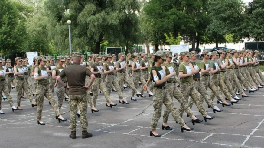 Ukrainische weibliche Kadetten in Stöckelschuhen