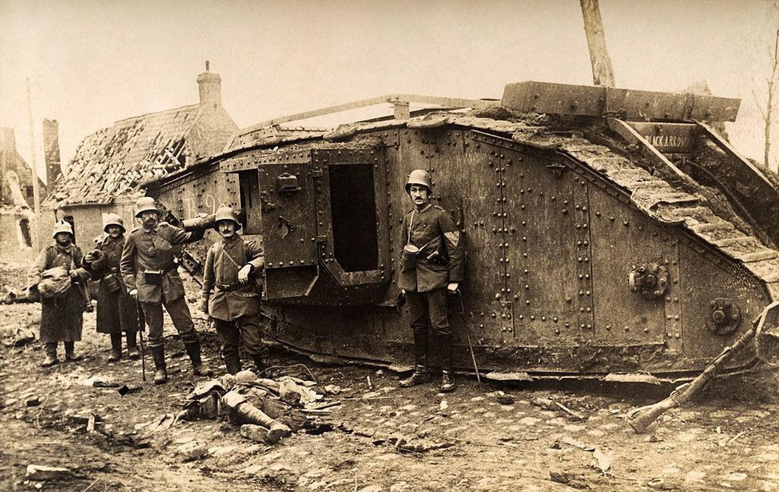 Deutsche Soldaten stehen neben den Überresten eines britischen Panzers, Cambrai, November/Dezember 1917.