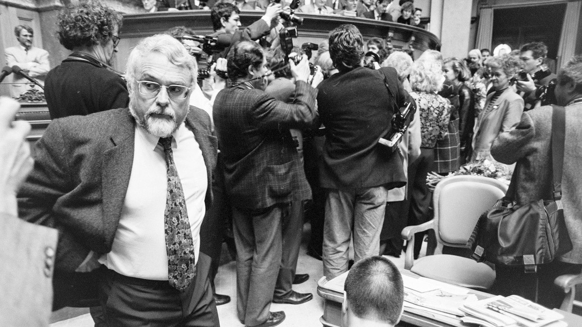 Nationalrat Francis Matthey, SP-NE, reagiert Sekunden, nach seiner Wahl in den Bundesrat, waehrend Fotografen und Kameraleute sowie Ratsmitglieder die nichtgewaehlte Nationalraetin Christiane Brunner, ...