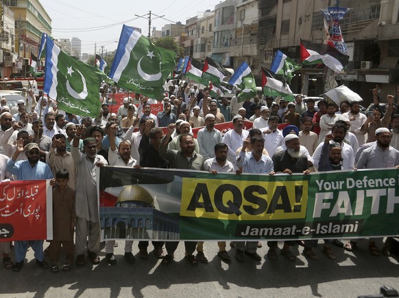 Supporters of Islamic group &#039;Jamaat-e-Islami&#039; participate in a rally to show solidarity for the Palestinian people following their recent clashes with Israeli police, Friday, April 22, 2022, ...