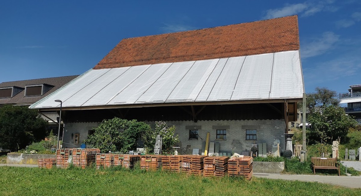 Burkhards Scheune in Witikon. Wo die weisse Folie liegt, soll einmal Strom produziert werden.