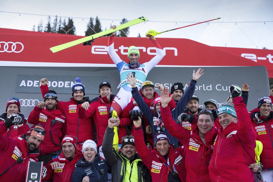 epa08122460 Daniel Yule of Switzerland celebrates with his teammates and staff members on the podium after winning the Men&#039;s Slalom race at the FIS Alpine Skiing World Cup in Adelboden, Switzerla ...