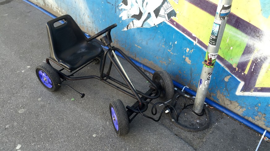 In einem Zürcher Ausgehviertel tauchte am Donnerstag dieses Kleinkinder-Gokart auf, gesichert mit einem Veloschloss.