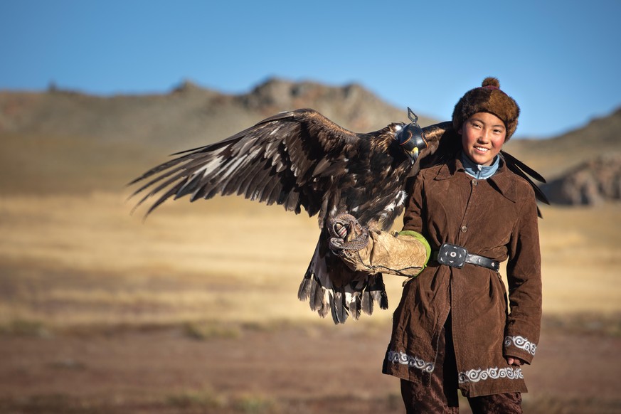 Ein Mädchen mit einem Adler in der Mongolei. In der Mongolei gilt das Frauenstimmrecht seit der Erschaffung der Verfassung im Jahre 1924.