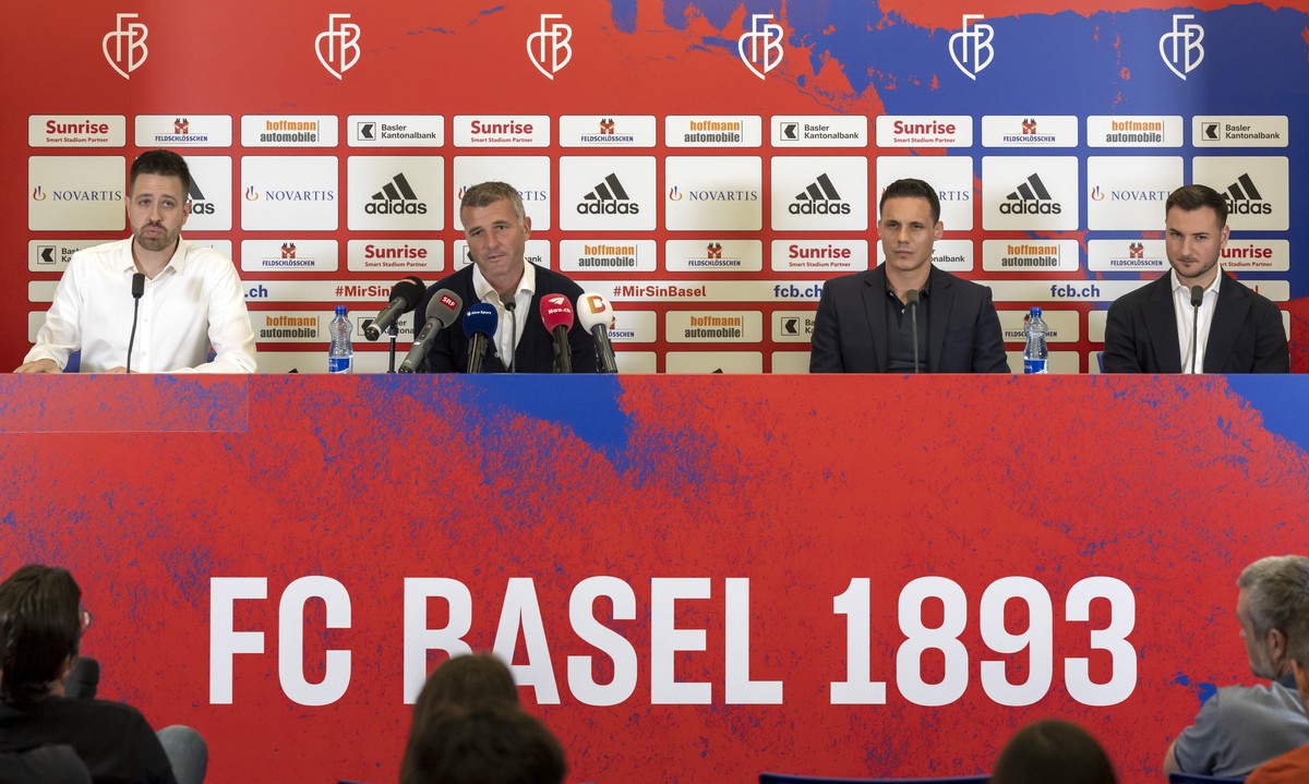 Medienchef Simon Walter, Alex Frei, David Degen, Verwaltungsratspraesident der FC Basel Holding AG, und Kaderplaner Philipp Kaufmann, von links, an der Medienkonferenz, wo Alex Frei als neuer Cheftrai ...