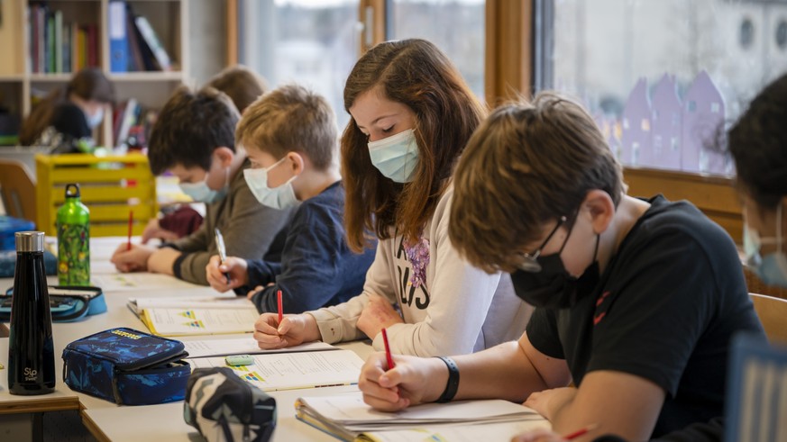 Primarschueler einer sechsten Klasse tragen im Unterricht Gesichtsmasken im Schulhaus Neuallschwil in Allschwil, am Donnerstag, 21. Januar 2021. Im Kanton Basel-Landschaft muessen auch Schulkinder ab  ...