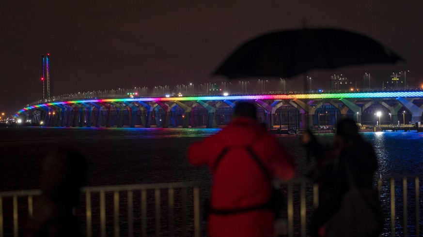 29. März: Die Samuel Champlain Bridge leuchtet aus Solidarität zum Gesundheitspersonal in Regenbogenfarben.