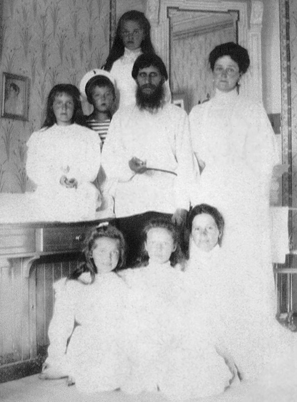 Zarin Alexandra Fjodorowna mit Rasputin, ihren Kindern und einer Gouvernante,1908. Die gesamte Zarenfamilie&nbsp;wurde im Juli 1918 auf Lenins Befehl von Männern der Tscheka erschossen.