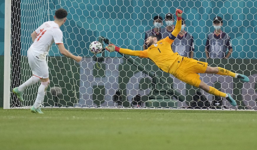 epa09309753 Ruben Vargas (L) of Switzerland in action against goalkeeper Hugo Lloris of France during the penalty shoot-out in the UEFA EURO 2020 round of 16 soccer match between France and Switzerlan ...