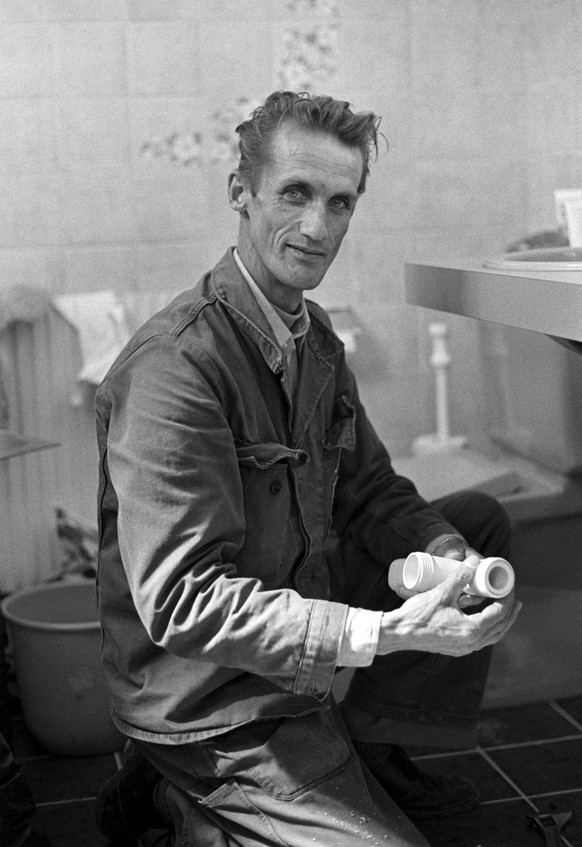 ARCHIVE---Der Spiezer Installateur Werner Bruni in seiner Werkstatt in Spiez, aufgenommen am 3. Mai 1979. Bruni hatte im Mai 1979 als Erster im Lotto eine siebenstellige Summe gewonnen - diese aber au ...