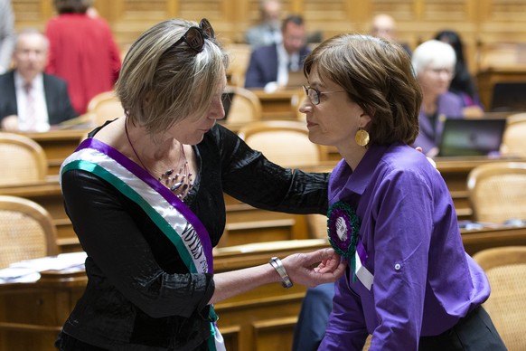 Regula Rytz, GP-BE, rechts, und Maya Graf, GP-BL, links, im Nationalrat, waehrend der Sommersession der Eidgenoessischen Raete, am Freitag, 14. Juni 2019 in Bern. (KEYSTONE/Peter Klaunzer)