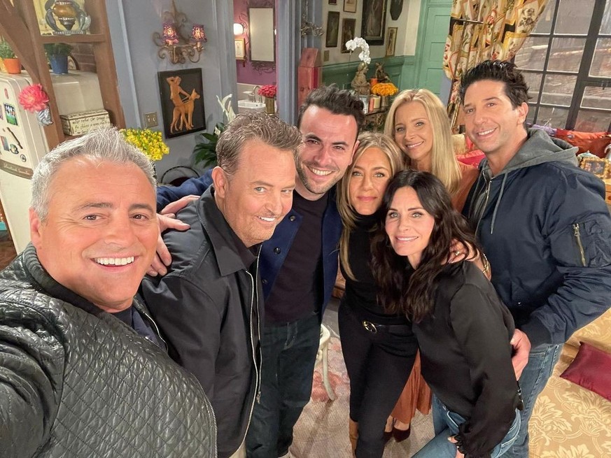 friends 
Courntey Cox, Jennifer Anniston, Lisa Kudrow, David Schwimmer, Mat LeBlanc Matthew Perry

https://www.instagram.com/p/CRRlWXqjM-h/