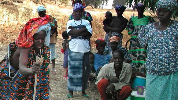 Eine Beschneiderin (l.) im Senegal.