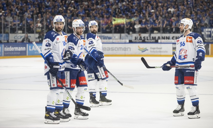 Enttaeuschte Zuercher auf dem Eis im fuenften Playoff-Final Eishockeyspiel der National League zwischen dem EV Zug und ZSC Lions am Mittwoch, 27. April 2022, in der Bossard Arena in Zug. (KEYSTONE/Enn ...