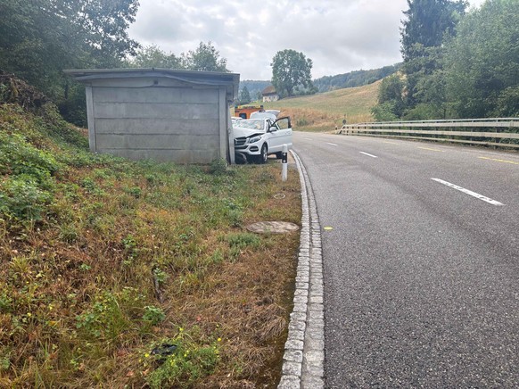 In dieses Gebäude ist der Mann gefahren.